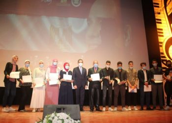 محافظ الغربية يكرم طلاب مدرسة المتفوقين للعلوم والتكنولوجيا "صور"