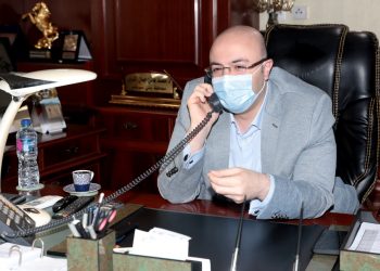 محافظ بني سويف يطمئن على صحة معلمة بلجنة تقدير درجات امتحانات الدبلومات