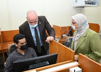رئيس جامعة الفيوم يشهد الاختبارات الإلكترونية بكلية الصيدلة