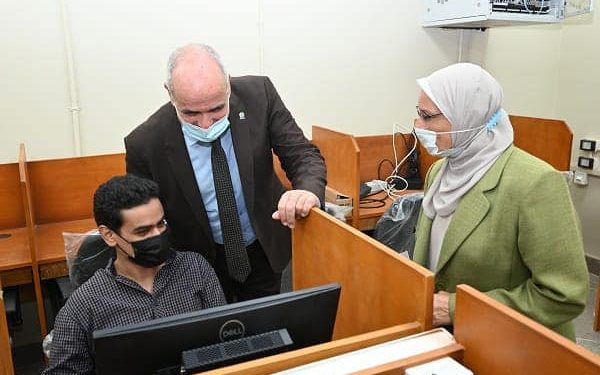 رئيس جامعة الفيوم يشهد الاختبارات الإلكترونية بكلية الصيدلة