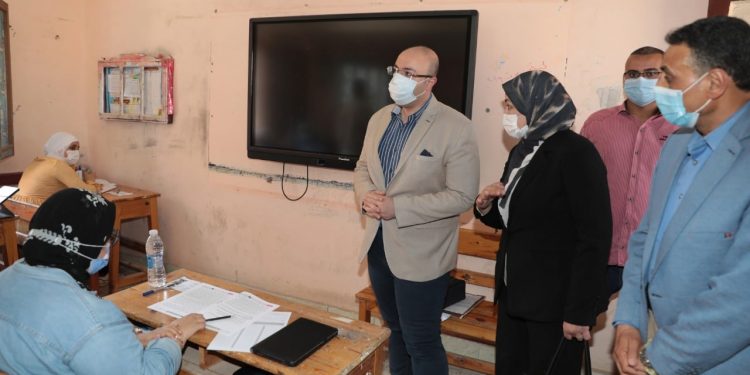 كشف مصدر مسئول بغرفة عمليات وزارة التربية والتعليم والتعليم الفنى، عن ضبط طالبين في محافظتي الشرقية والقاهرة، صورا أجزاء من امتحان اللغة العربية للشعبة الأدبية للثانوية العامة وأرسلاه إلى صفحات الغش الإلكتروني، وتم اتخاذ كل الإجراءات القانونية اللازمة. وكانت بعض صفحات للغش الإلكتروني على تطبيق تليجرام أجزاء من أسئلة امتحان اللغة العربية لطلاب الشعبة الأدبية بالثانوية العامة بعد بدء لجنة الامتحان بدقائق، كما نشرت بعض الصفحات إجابات أسئلة. وتتابع وزارة التربية والتعليم والتعليم الفني، من داخل غرفة العمليات جميع الأسئلة المتداولة للتأكد من صحتها واتخاذ الإجراءات اللازمة وضبط الطالب المسئول عن تصويرها حال إن كانت صحيحة.