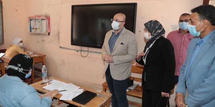 محافظ بني سويف يطمئن على انتظام  امتحانات الثانوية ويتفقد اللجان