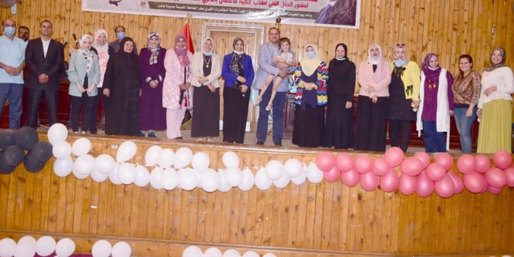 نوعية جامعة سوهاج تحتفل بالذكرى الثامنة لثورة 30 يونيو