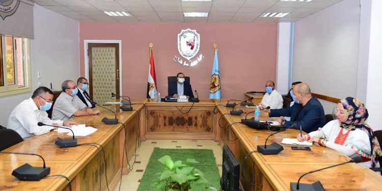 رئيس جامعة سوهاج يناقش استعدادات إنشاء وحدة الطب الإتصالي بالمستشفى الجامعي الجديد