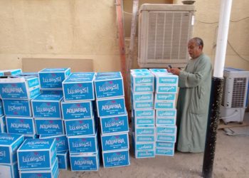 ثلاجات داخل لجان الثانوية وزجاجة مياه معدنية باردة لكل طالب ومعلم بأسوان "صور"