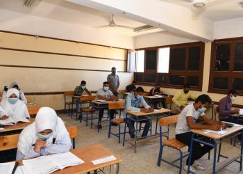 لليوم الثاني .. محافظ قنا يتفقد سير امتحانات الثانوية العامة 