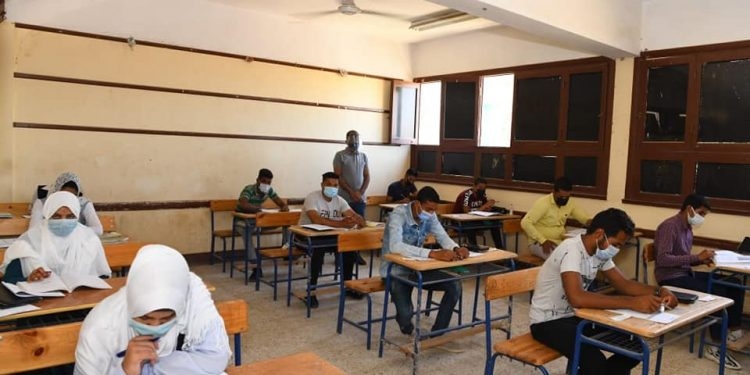 "حفظ الكلمات هو الأهم".. نصائح طلاب العلمي لطلاب الأدبي بعد امتحان اللغة الإنجليزية