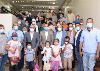 رئيس جامعة أسيوط يستقبل 30 طفلًا ليبيًا بصحبة ذويهم