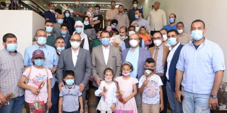 رئيس جامعة أسيوط يستقبل 30 طفلًا ليبيًا بصحبة ذويهم