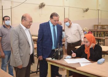 رئيس جامعة سوهاج يتفقد امتحانات الدراسات العليا بكليتي التربية والتكنولوجيا والتعليم