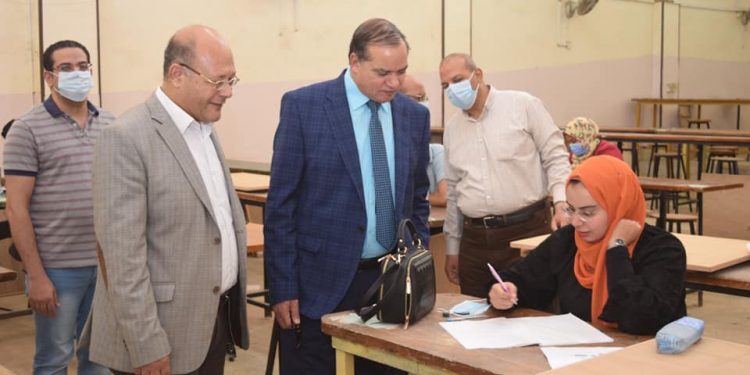 رئيس جامعة سوهاج يتفقد امتحانات الدراسات العليا بكليتي التربية والتكنولوجيا والتعليم