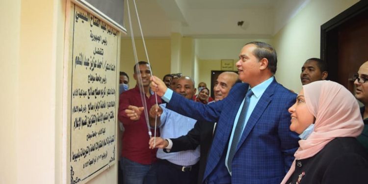 رئيس جامعة سوهاج يفتتح أول استديو إذاعي لقسم الإعلام بتكلفة 2 مليون جنيه