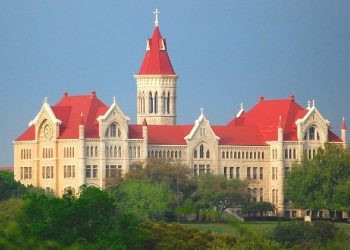 جامعة سانت إدوارد الأمريكية تقدم منحة لطلاب البكالوريوس