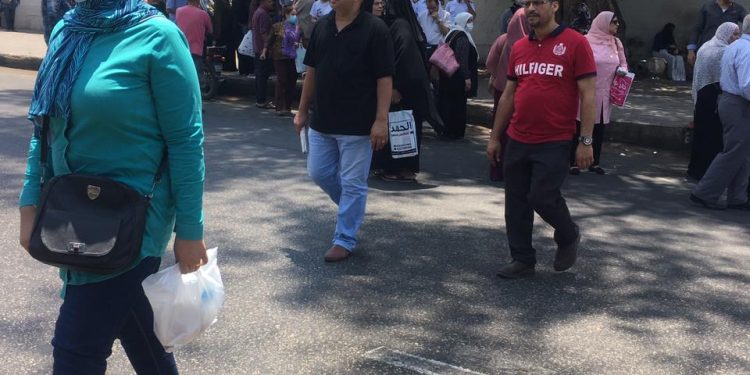 مدرس:طارق شوقي رجل تكنولوجيا وأسئلة الامتحان ليست من المنهج