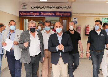رئيس جامعة الزقازيق يتفقد الحالة الرابعة لزراعة الكبد بالمستشفيات