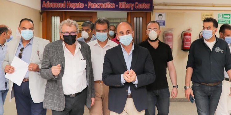 رئيس جامعة الزقازيق يتفقد الحالة الرابعة لزراعة الكبد بالمستشفيات