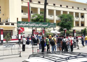 طلاب الخديوية يؤكدون سهولة امتحان اللغة الإنجليزية للثانوية العامة