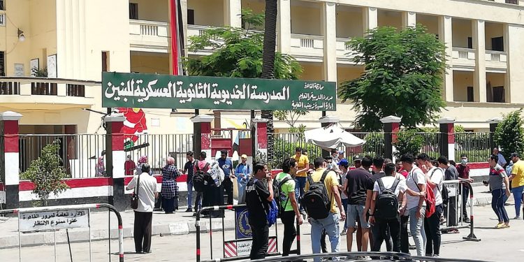 طلاب الخديوية يؤكدون سهولة امتحان اللغة الإنجليزية للثانوية العامة