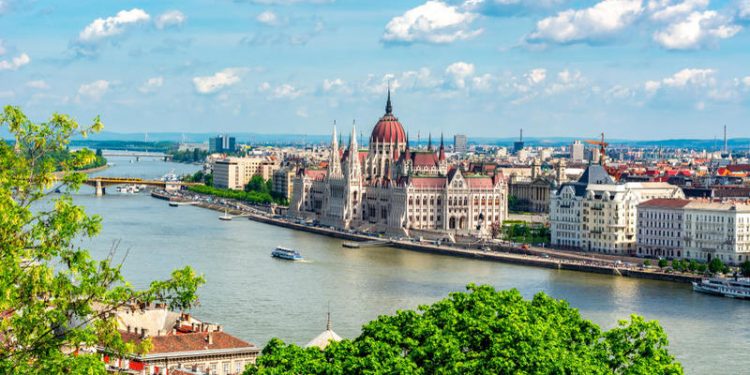 الحكومة الهنغارية تقدم منحة لطلاب البكالوريوس