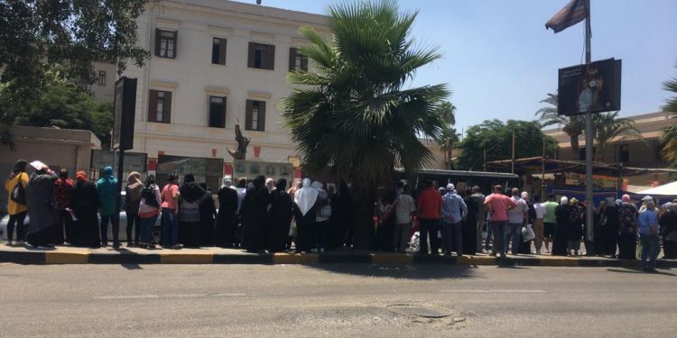بالصور.. احتشاد أولياء الأمور أمام لجان الثانوية العامة