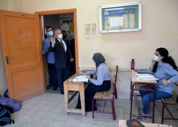 محافظ الأقصر يتفقد لجان امتحانات الثانوية العامة