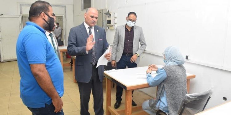 رئيس جامعة الأقصر يتابع سير امتحانات الدراسات العليا بكلية الفنون الجميلة