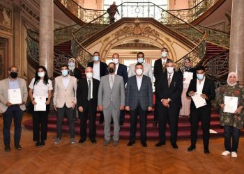 رئيس جامعة عين شمس يكرم الدفعة الأولى من خريجي البرامج الدولية بكلية الهندسة