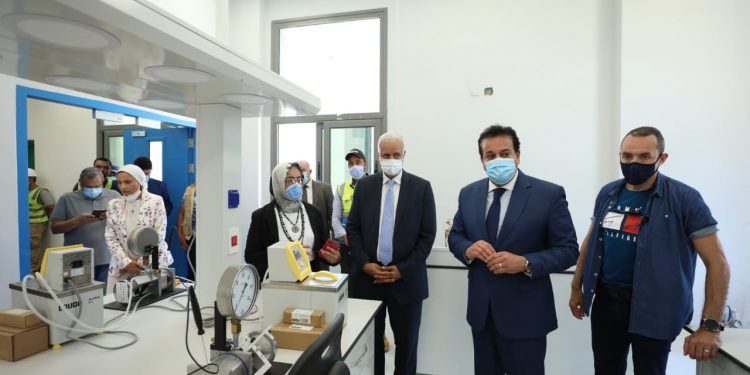 وزير التعليم العالي يتفقد جامعة العلمين الدولية