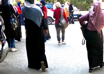 أمهات مصر: تجمعات وتكدس أمام بعض المدارس لأولياء الأمور في أول أيام الدراسة