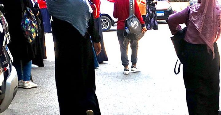 أمهات مصر: تجمعات وتكدس أمام بعض المدارس لأولياء الأمور في أول أيام الدراسة