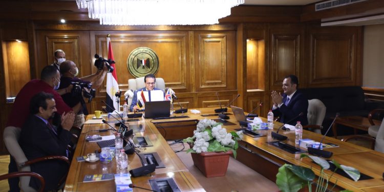 وزير التعليم العالي يوقع بروتوكولاً للتعاون مع الكلية الملكية للأطباء والجراحين بإنجلترا