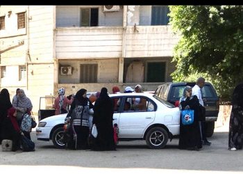 أولياء الأمور يتجمعون أمام المدارس للاطمئنان على أبنائهم في امتحان الفيزياء