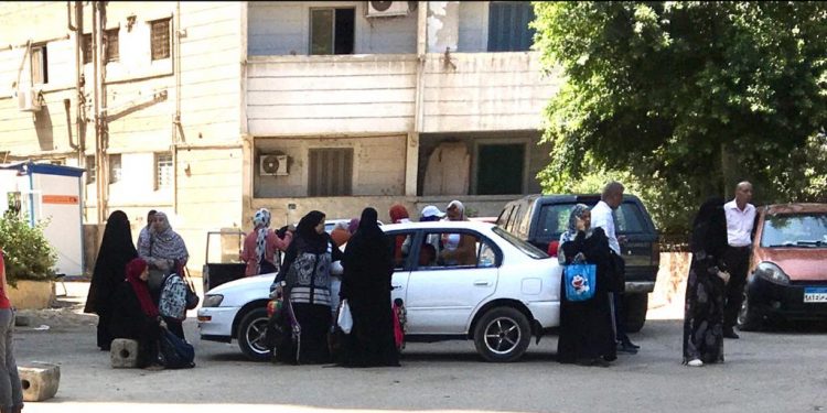 أولياء الأمور يتجمعون أمام المدارس للاطمئنان على أبنائهم في امتحان الفيزياء