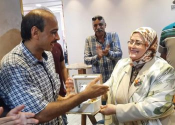 تكريم معلم تاريخ بكفر الشيخ بعد تعرضه للتنمر