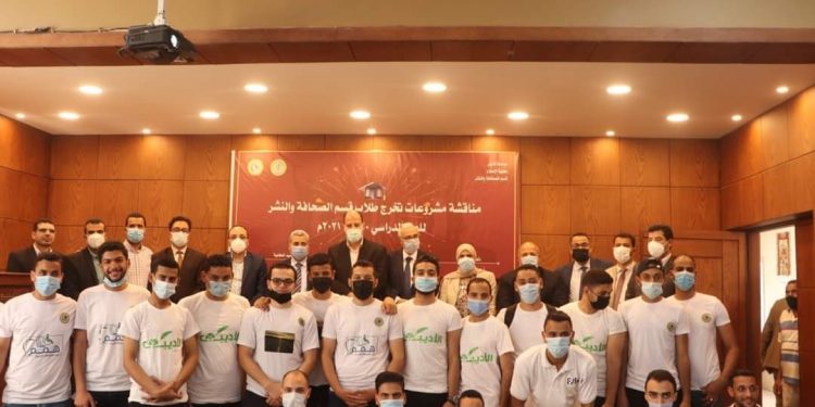 خبراء الإعلام يناقشون مشروعات تخرج الصحافة بإعلام الأزهر