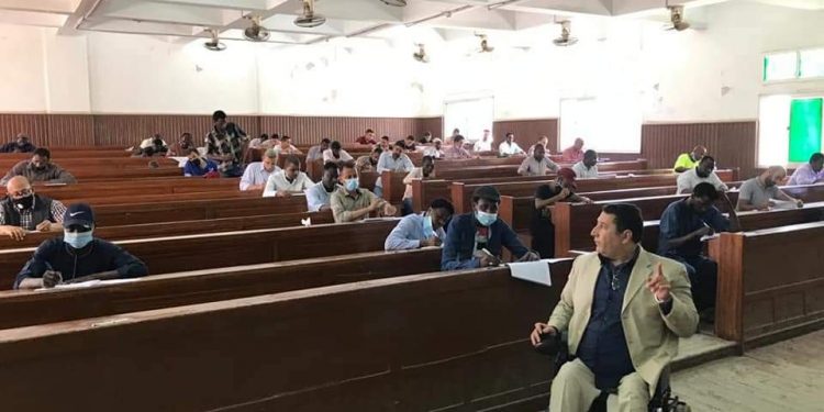 وكيل كلية التجارة جامعة الأزهر يتفقد امتحانات الدراسات العليا في يومها الأول