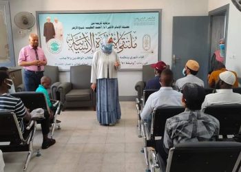 رئيس تطوير الوافدين تشيد بجهود العاملين في مدرسة الإمام الطيب