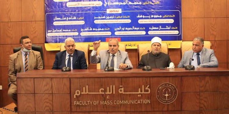 رئيس جامعة الأزهر ونوابه يكرمون لجنة تحكيم مشروعات طلاب العلاقات العامة بكلية الإعلام
