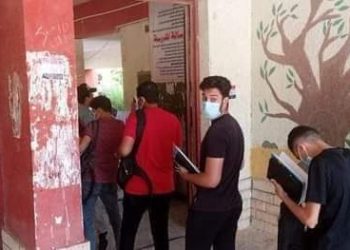 طلاب الشعبة الأدبية يتوافدون على اللجان لأداء امتحان الفلسفة