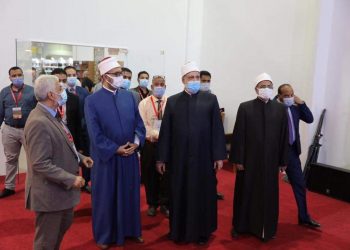 وكيل الأزهر وأمين البحوث الإسلامية ورئيس قطاع المعاهد يتفقدون جناح الأزهر بمعرض الكتاب