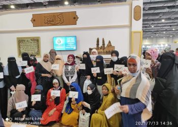 إقبال كبير من الطلاب الوافدين لزيارة جناح الأزهر بمعرض الكتاب