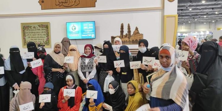إقبال كبير من الطلاب الوافدين لزيارة جناح الأزهر بمعرض الكتاب