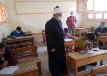 طلاب الثانوية الأزهرية يؤدون امتحانات الفيزياء.. ورئيس القطاع يشيد بانضباط اللجان