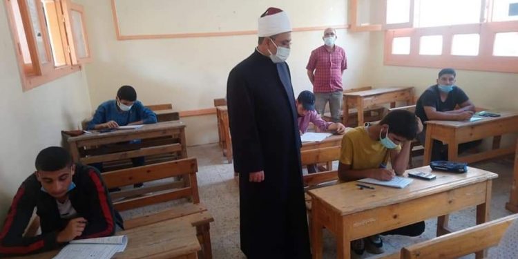 طلاب الثانوية الأزهرية يؤدون امتحانات الفيزياء.. ورئيس القطاع يشيد بانضباط اللجان