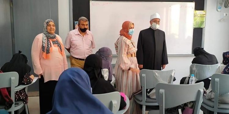 رئيس قطاع المعاهد الأزهرية يتفقد سير العمل بمدرسة الإمام الطيب