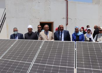 رئيس جامعة الأزهر يفتتح مشروع الطاقة الجديدة والمتجددة بمبنى إدارة الجامعة