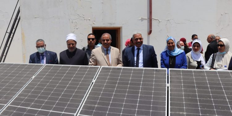 رئيس جامعة الأزهر يفتتح مشروع الطاقة الجديدة والمتجددة بمبنى إدارة الجامعة