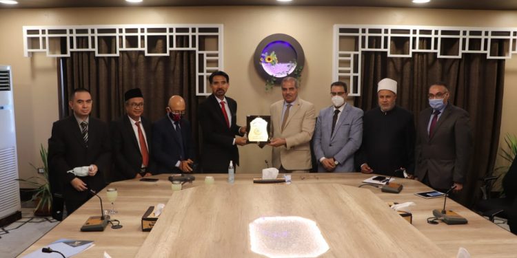 سفير إندونيسيا يهنئ رئيس جامعة الأزهر بتجديد الثقة ويوجه الشكر لرعاية طلاب بلاده في ظل جائحة كورونا