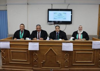 نائب رئيس جامعة الأزهر يناقش رسالة دكتوراه في مجال زراعة الأسنان بالفك النحيف بالأجهزة الحديثة