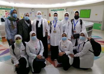 طالبات كلية التمريض جامعة الأزهر يزرْن مستشفي 57357 ويقمْن بتوزيع الهدايا على الأطفال